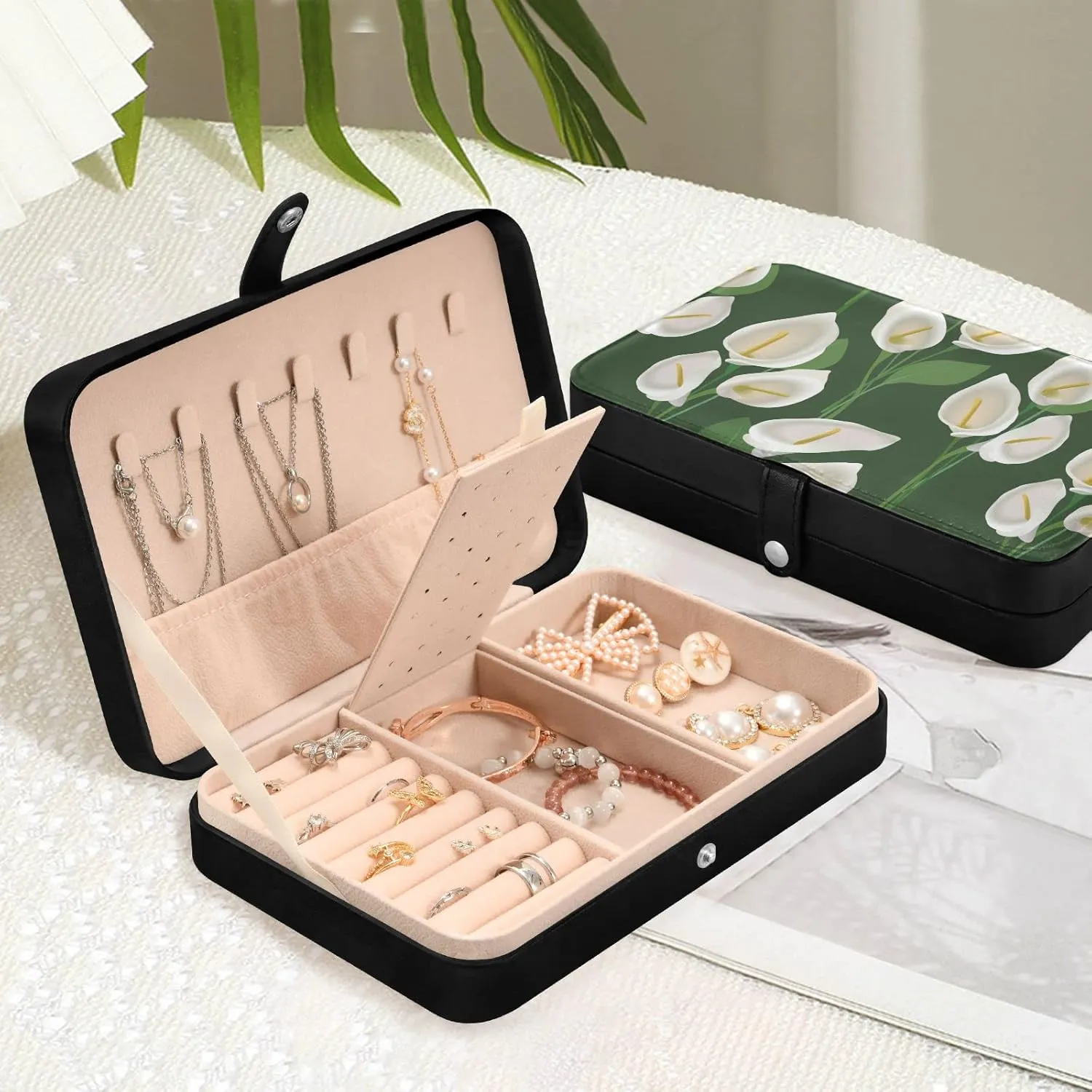 Oyihfvs Abstract Exotic White Flowers with Green Leaves on Green Background Leather Jewelry Bag, Jewelry Storage, Portable Jewelry Organizer Boxes for Women Lady Necklace, Earrings, Rings, Bracelet