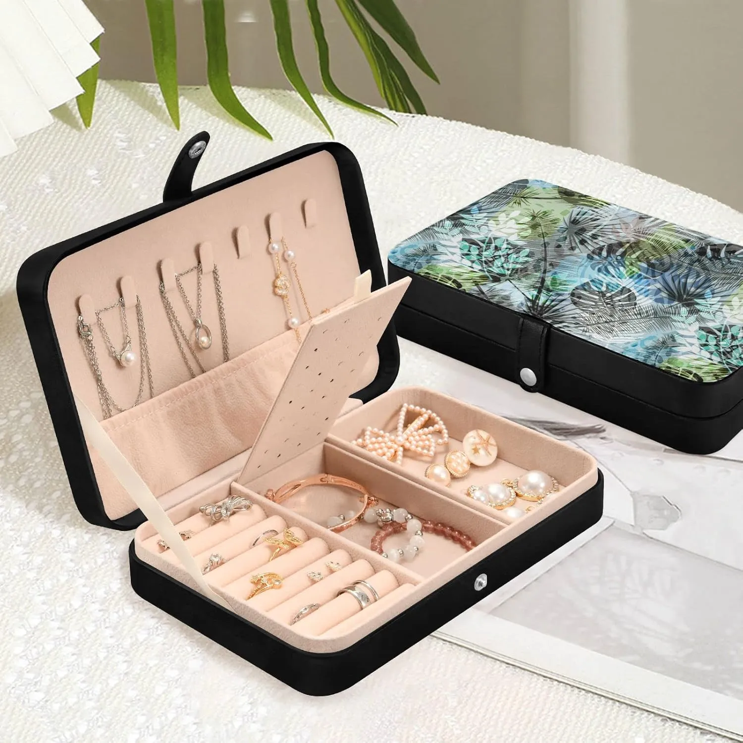 Oyihfvs Seamless Exotic Tropical Plants Palm Tree Leaves in Retro Style Leather Jewelry Bag, Jewelry Storage, Portable Jewelry Organizer Boxes for Women Lady Necklace, Earrings, Rings, Bracelet