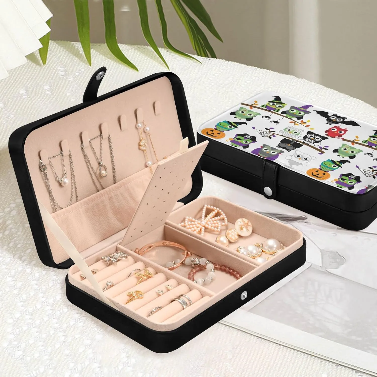 Oyihfvs St Patrick's Day Seamless Owls on Tree Branches on White Leather Jewelry Bag, Jewelry Storage, Portable Jewelry Organizer Boxes for Women Lady Necklace, Earrings, Rings, Bracelet