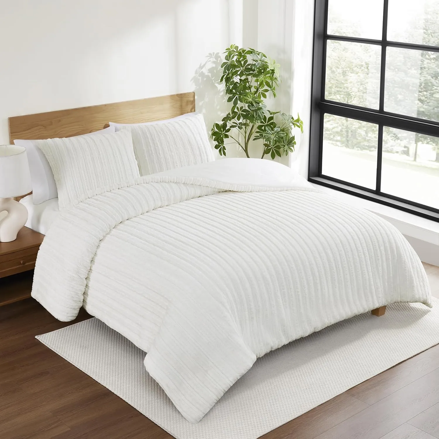 UGG Kenzie Full/Queen Comforter Set with 2 Pillow Shams Plush Faux Fur Bedding Soft Warm Down Alternative Comforter Washable Hypoallergenic Fluffy Blanket Set for Bedroom, Full/Queen Size, White Snow
